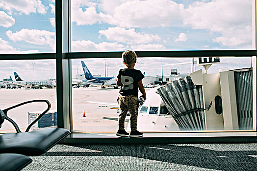 男孩,向窗外看,机场