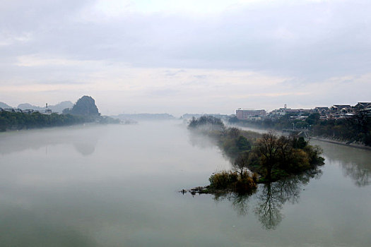 桂林市中心的烟雨漓江