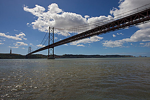 吊桥,上方,塔霍河,雕塑,左边,里斯本,葡萄牙,欧洲