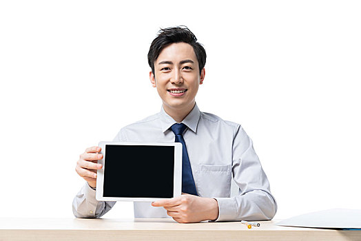 年轻商务男士使用平板电脑