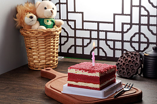 窗前的生日小蛋糕