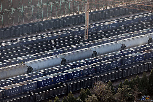 山东省日照市,寒冬里的港口生产现场,火车往来穿梭一片火热情景