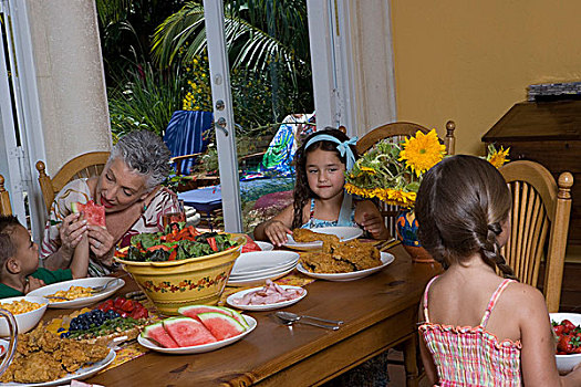 老年,女人,孙辈,坐,餐桌