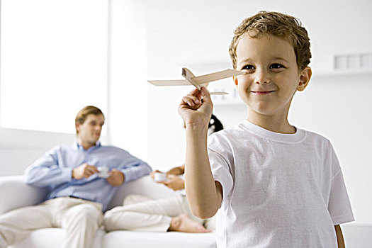 男孩,玩,飞机模型,父母,坐,沙发,背景