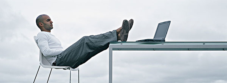 男人,坐,户外,翘脚,桌上,笔记本电脑,侧面