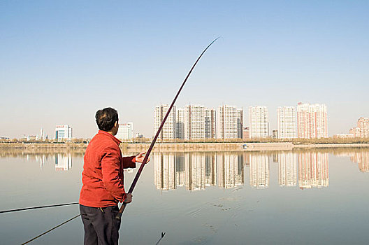 河南洛阳河边钓鱼人