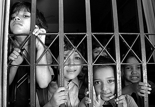 一群孩子,窗户,私立学校,孟加拉,九月,2007年
