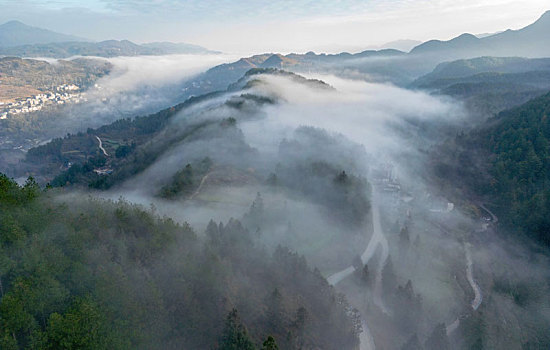 重庆酉阳,雾漫青山白茫茫