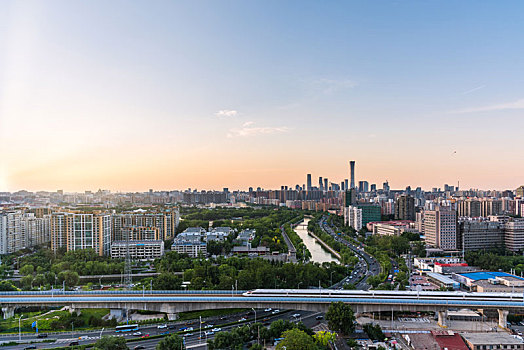 夕阳下的北京东二环城市建筑