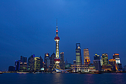 上海浦东陆家嘴金融区的夜景