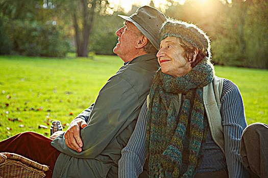 老年,夫妻,坐,并排,公园
