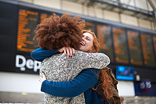 两个,美女,搂抱,火车站