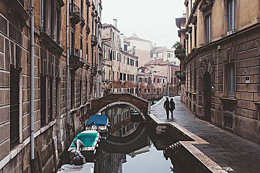 后视图,情侣,漫步,运河,水岸,威尼斯,意大利