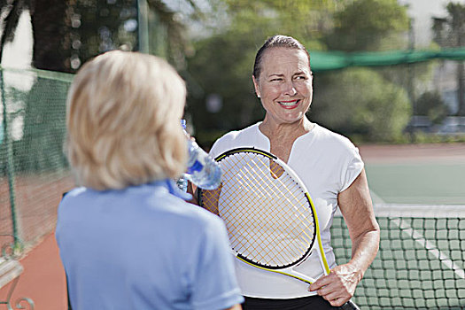 老年女性,交谈,网球场