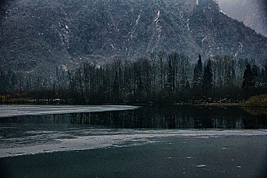 冬季湖面结冰