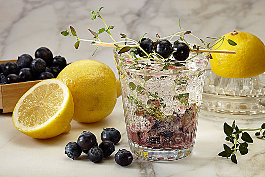 玻璃杯,蓝莓,柠檬水,百里香