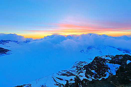 夕阳下的长白山