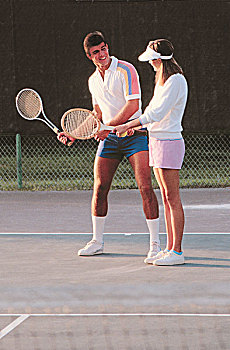年轻,情侣,网球,衣服,晴朗,网球场,拿着,球拍,男人,给,晃动,指示,女人