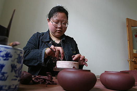宜兴当地的一人在制作紫砂壶