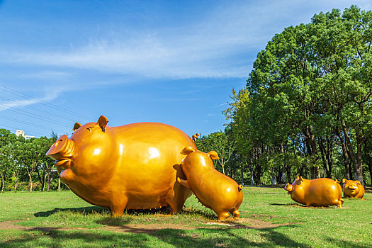 公园里玩耍的小猪雕像特写