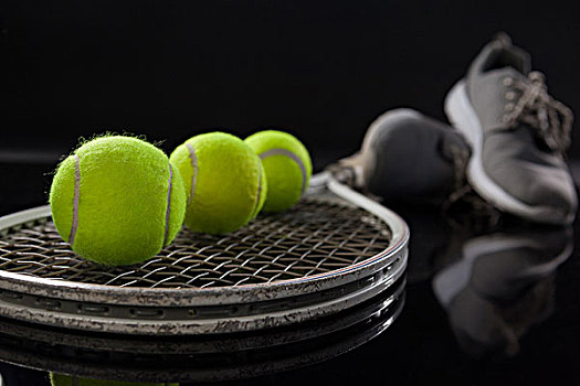 特写,荧光,黄色,网球,球拍,运动鞋,黑色背景
