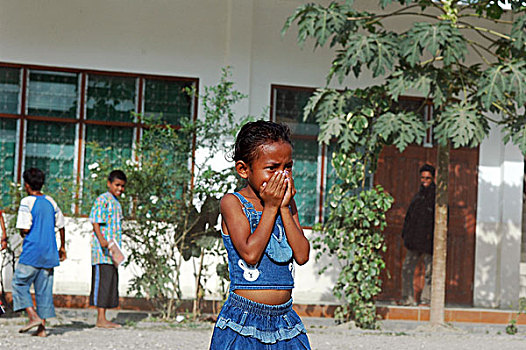 group,timorese,girls,with,fingers,up