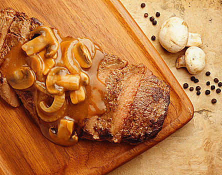 肉排烧烤,蘑菇沙司,案板