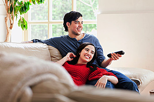 情侣躺沙发看电视图片图片