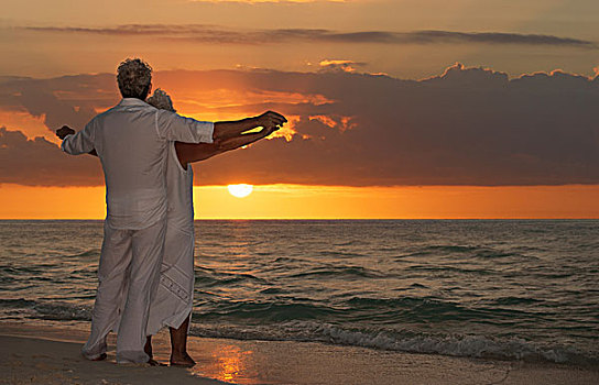 老年,夫妻,海滩,日落
