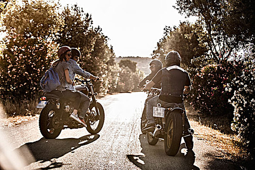 后视图,四个,朋友,摩托车,交谈,乡村道路,萨丁尼亚,意大利