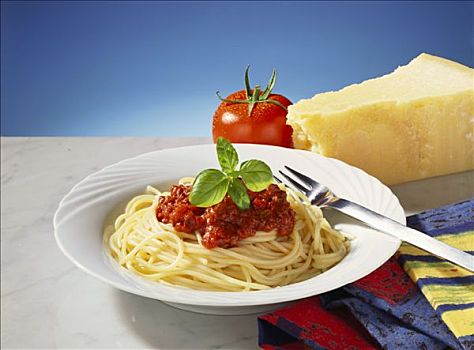 意式波伦亚细面条,西红柿,巴尔马干酪,后面