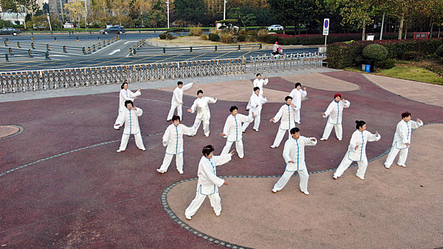 山东省日照市,市民早起晨练打太极拳,强身健体成公园里的一道风景