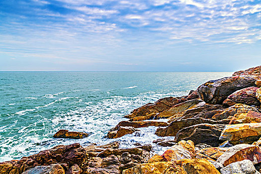蓝天岩石海滩自然风光南澳岛