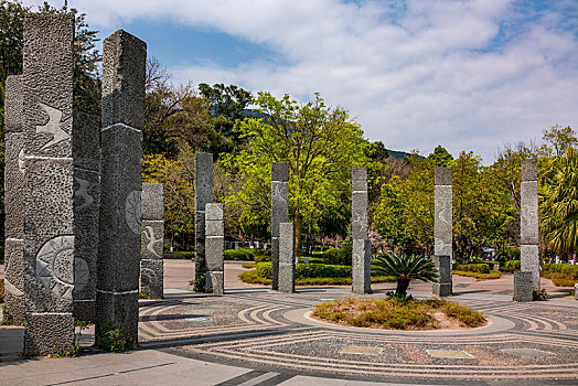四川省凉山邛海公园石柱雕塑