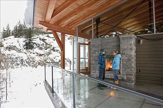 伴侣,站立,露台,木房子,冬天,不列颠哥伦比亚省,加拿大