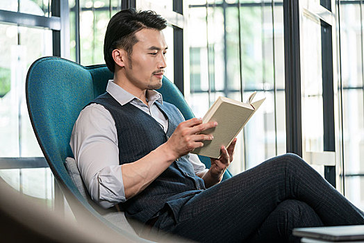 商務男士看書