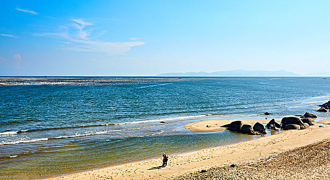 蔚蓝大海和金色沙滩,远景