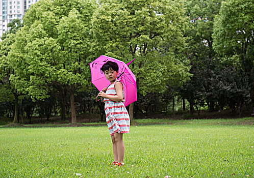 一个女孩和她的小红伞