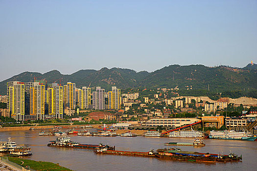 重庆朝天门水域嘉陵江一侧停留的旅游船和货船