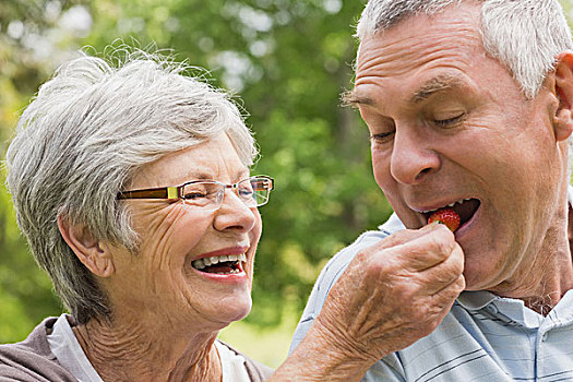 老年,女人,喂食,草莓,男人