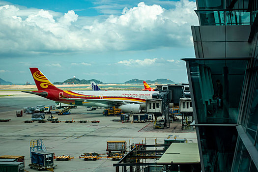一架香港航空的客机正停靠在香港国际机场