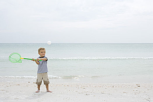 小男孩,站立,海滩,抓住,球,网,全身