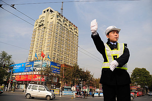 女交警在指挥交通