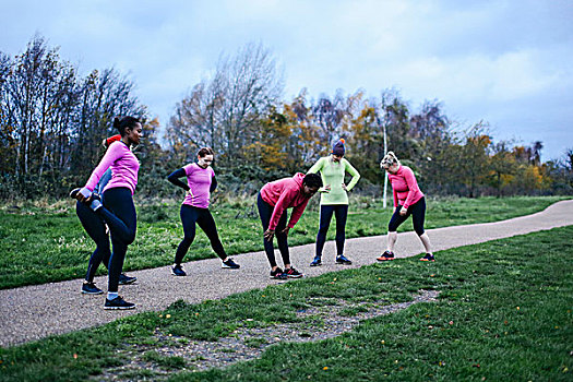 成年,女性,跑步,热身,一起,公园,小路
