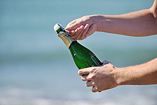 男人,打开,瓶子,香槟,酒,葡萄酒,饮料,户外,聚会,庆祝活动