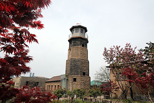 山东省日照市,近90年老灯塔矗立海边,见证港口沧桑巨变