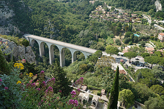 俯拍横跨山间的桥梁,法国蔚蓝海岸埃滋小镇