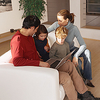 家庭,坐,一起,沙发,看,笔记本电脑