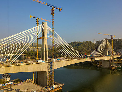 航拍正在建设当中的赣深高铁剑潭东江特大桥施工工地