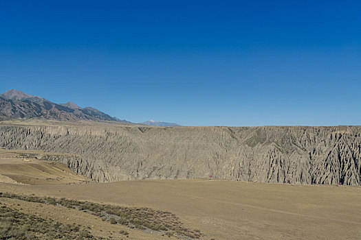 新疆晴天下的戈壁大峡谷